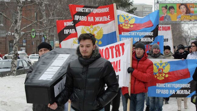 Шествие жильцов дома по улице Герцена, 7, в Новосибирске в пятницу, 14 марта, событийное фото