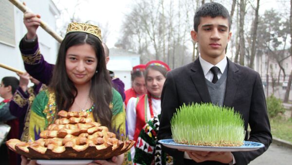 Праздник Навруз в российской школе в Душанбе. Архивное фото