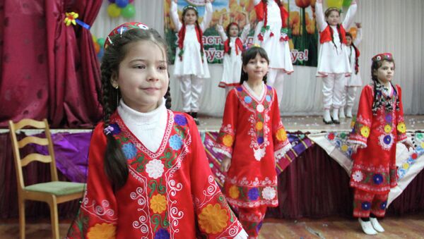 Праздник Навруз в российской школе в Душанбе. Архивное фото