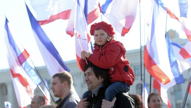 Жители Симферополя накануне референдума 16 марта. Фото с места события