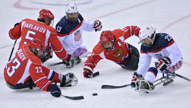Финальный матч по следж-хоккею между сборными командами США и России на Паралимпиаде в Сочи