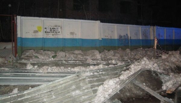 Обрушение козырька ограждения стройплощадки в Новосибирске. Фото с места события