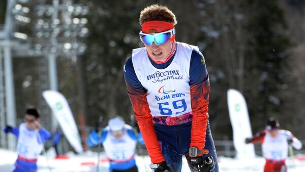 Александр Проньков (Россия) на финише гонки на дистанции 10 км на XI Паралимпийских зимних играх в Сочи