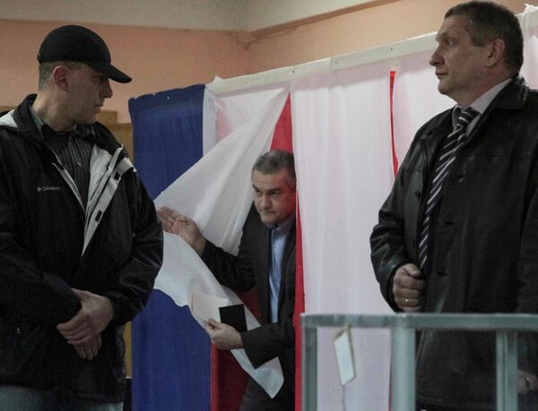 Премьер-министр Крыма Сергей Аксенов голосует на одном из избирательных участков Симферополя