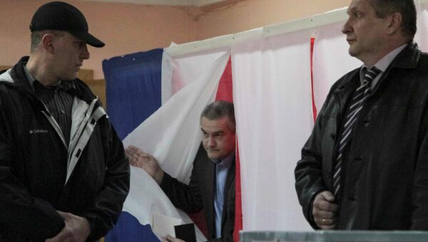 Премьер-министр Крыма Сергей Аксенов голосует на одном из избирательных участков Симферополя