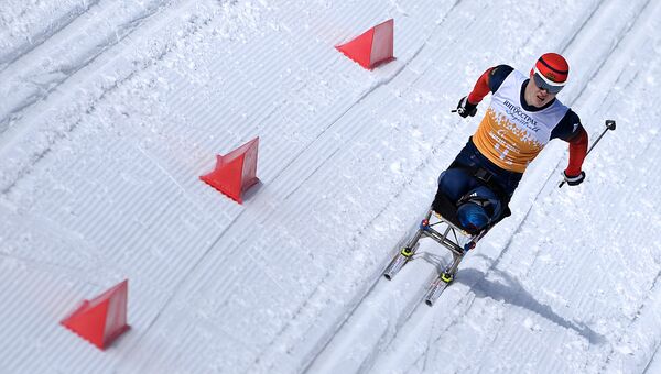 Григорий Мурыгин (Россия) на трассе открытой эстафетной гонки в соревнованиях по лыжным гонкам на XI Паралимпийских зимних играх в Сочи