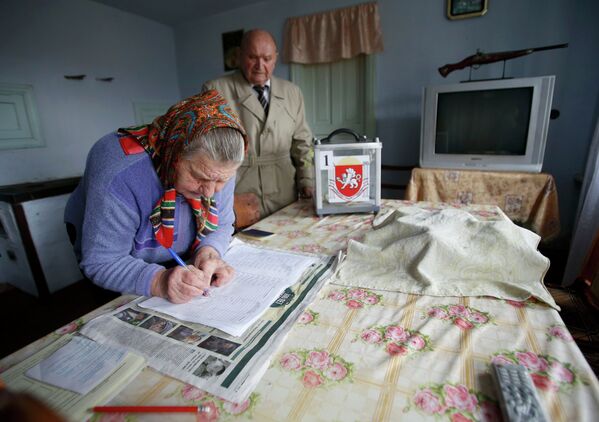 Жительница села Доброе голосует на референдуме о статусе Крыма