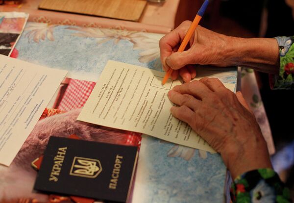 Жительница села Пионерское голосует на референдуме о статусе Крыма