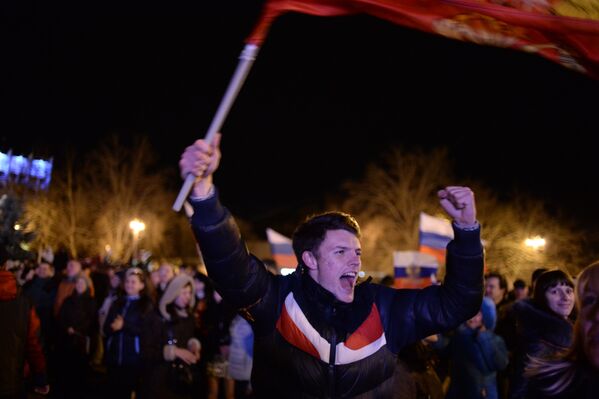 Житель Севастополя на праздничном концерте после проведения референдума о статусе Крыма