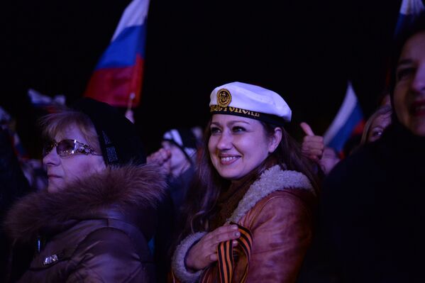 Жительница Севастополя на праздничном концерте после проведения референдума о статусе Крыма