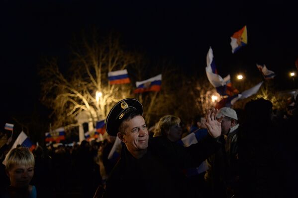 Житель Севастополя на праздничном концерте после проведения референдума о статусе Крыма