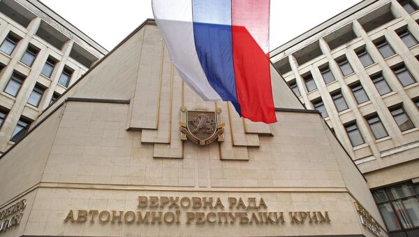 Российский флаг у Верховной рады АРК во время референдума о статусе Крыма в Симферополе