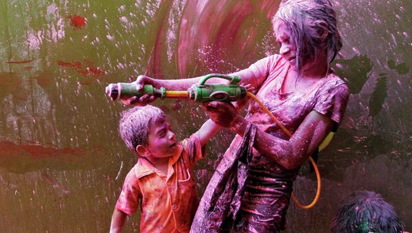 Фестиваль красок Холи в индийском городе Ченнае