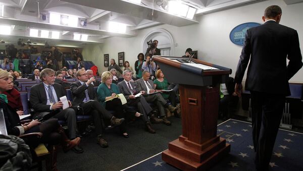 Президент США Барак Обама после разговора с журналистами о кризисе в Украине