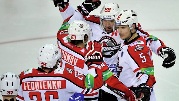 Хоккеисты Донбасса радуются забитому голу в ворота рижского Динамо