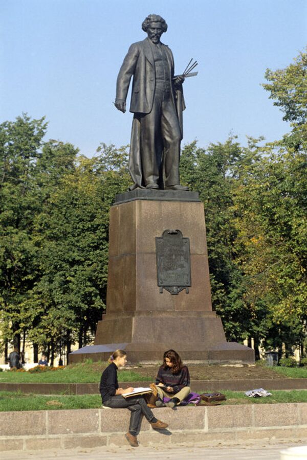 Площадь в москве с памятником репину. Памятник Илье Репину в Москве. Памятник Репину в Москве на Болотной площади. Памятник Илье Репину на Болотной площади. Манизер памятник Репину.