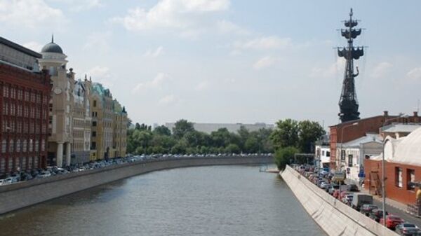 Вид с Патриаршего моста на Водоотводный канал в Москве