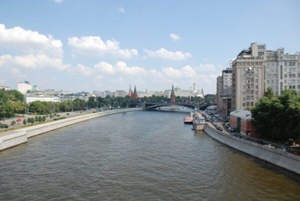 Вид с Патриаршего моста на Кремль и Дом на набережной