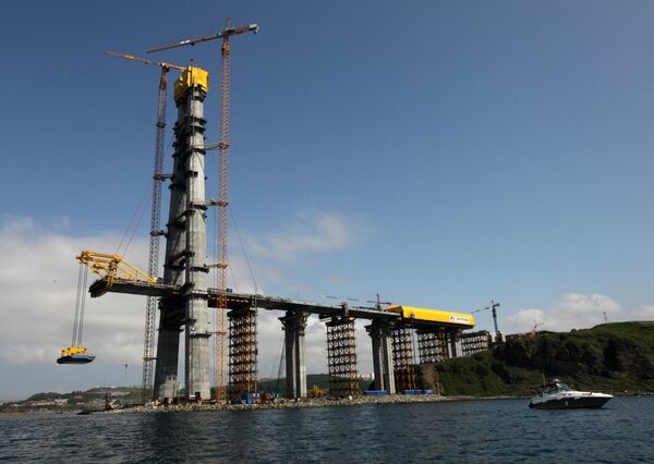 Подъем панели пролета моста на остров Русский с воды