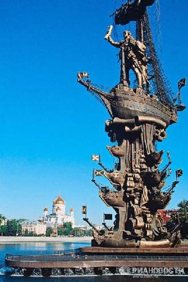 Памятник Петру Великому: 98 метров бронзы, стали и меди