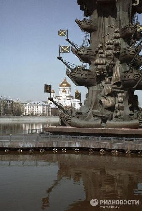 Памятник Петру Великому: 98 метров бронзы, стали и меди