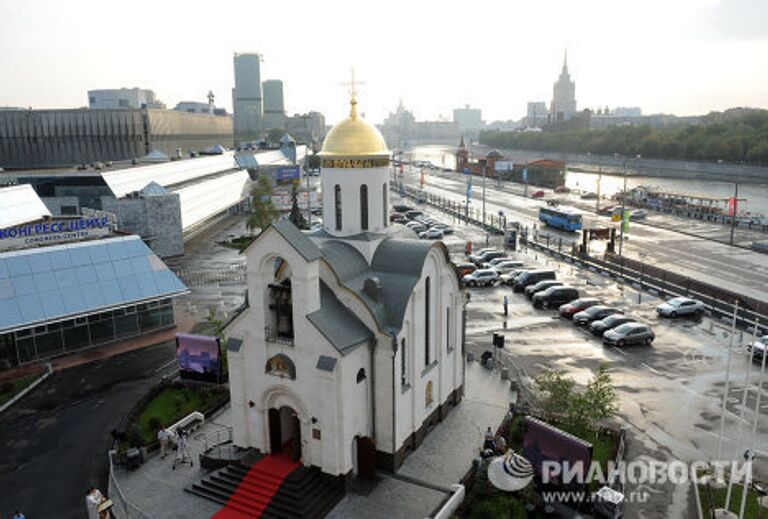 Храм среди высоток Москва-Сити