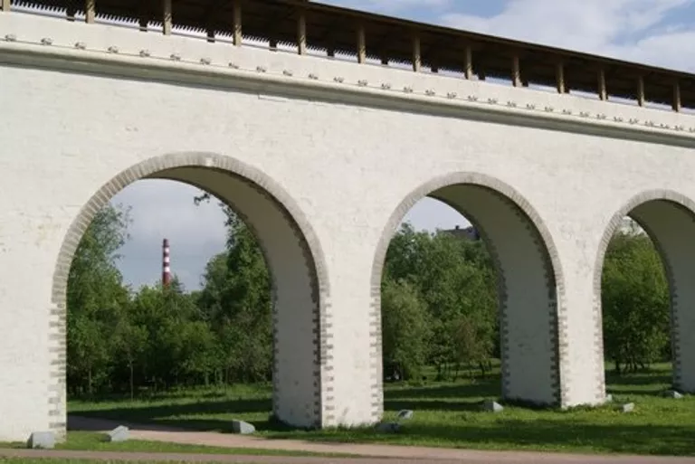 Белое и зеленое: Ростокинский акведук в мае Белое и зеленое: Ростокинский акведук в мае