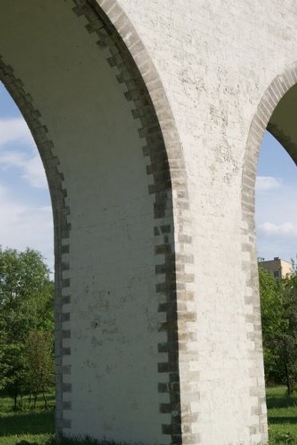 Белое и зеленое: Ростокинский акведук в мае