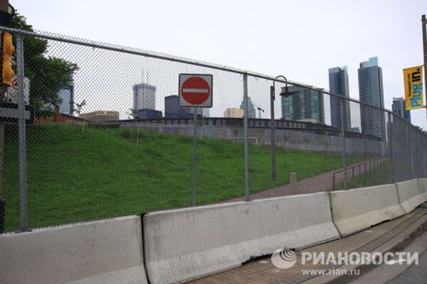 Торонто укутывается в сетку перед саммитом G20 Торонто укутывается в сетку перед саммитом G20