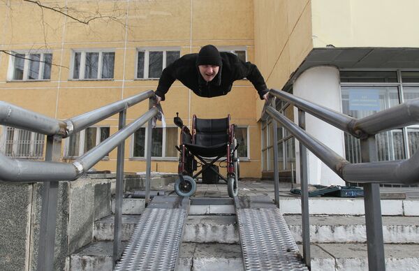 Установка первого в Московской области пандуса для инвалидов в микрорайоне Заря города Балашихи