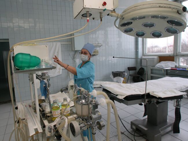 Медсестра проверяет готовность операционой комнаты