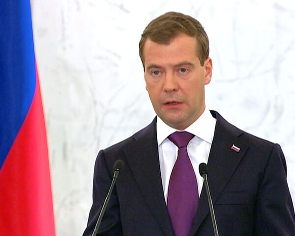 Медведев: за третьего ребенка надо давать землю под строительство дома