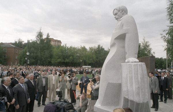 Губернатор Московской области Громов участвует в торжественной церемонии открытия монумента Рабочему-строителю