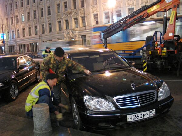 Сотрудники ГИБДД эвакуируют автомобиль на штрафстоянку в Москве