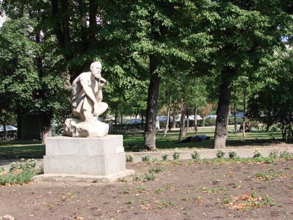 Памятник гастарбайтеру, Москва