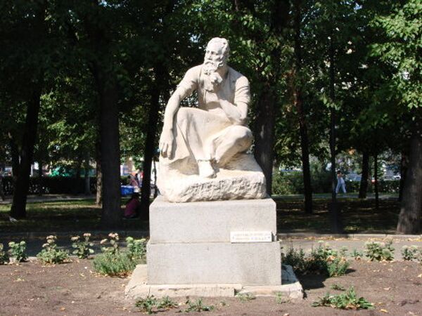 Памятник гастарбайтеру, Москва