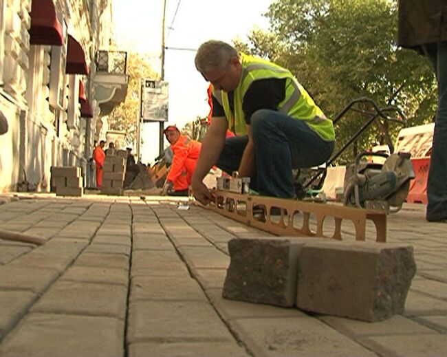 Тротуарную плитку в Москве переложат из-за плохого качества укладки 