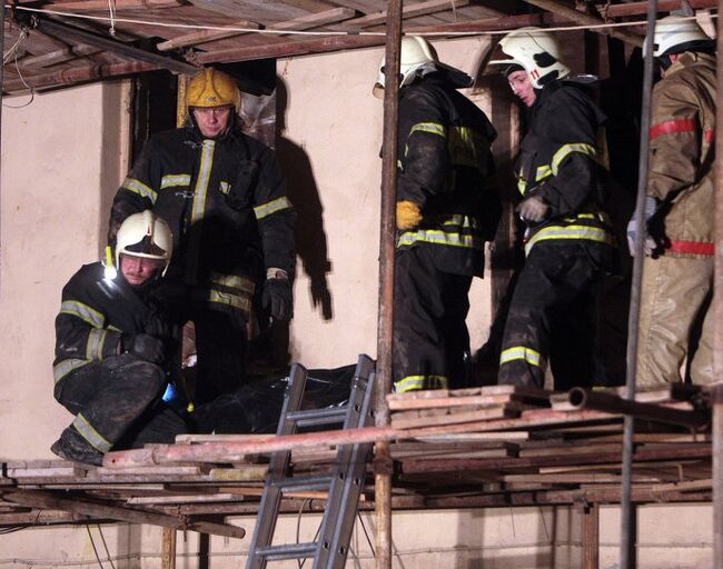 На месте проведения поисково-спасательных работ в старом здании на Арбате