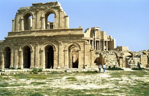 Развалины древнеримского амфитеатра в городе Сабрата
