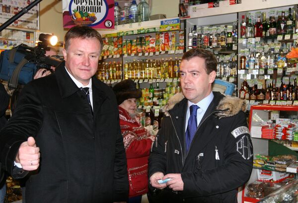 Д.Медведев посетил тульский продуктовый магазин