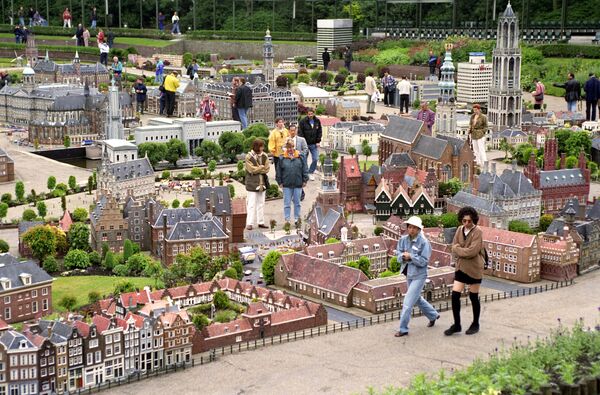 Посетители осматривают экспонаты Парка миниатюр Мадюродам