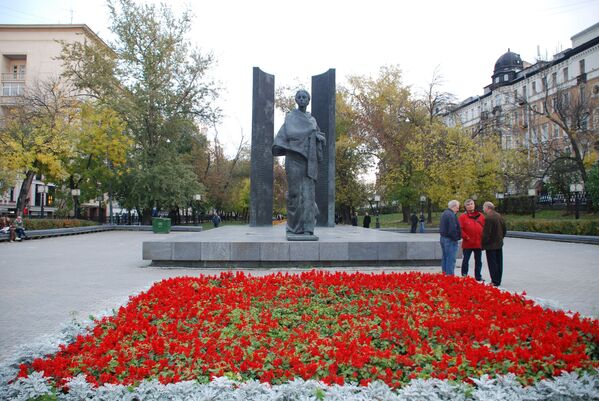 Памятник Крупской, Сретенский бульвар 3