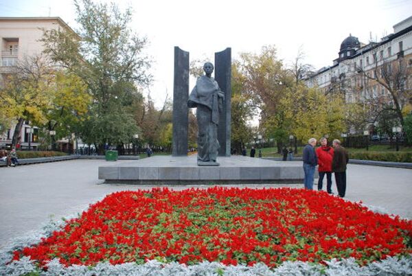 Памятник Крупской, Сретенский бульвар 3