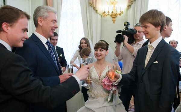 Мэр города Сергей Собянин вручил молодоженам свидетельство о заключении брака