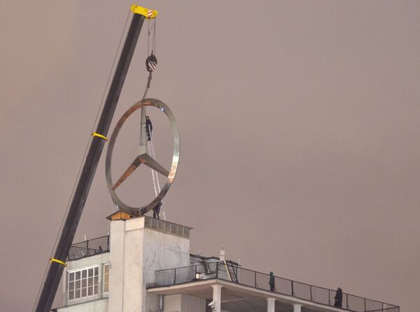 Знак Mercedes демонтирован с крыши Дома на набережной в Москве