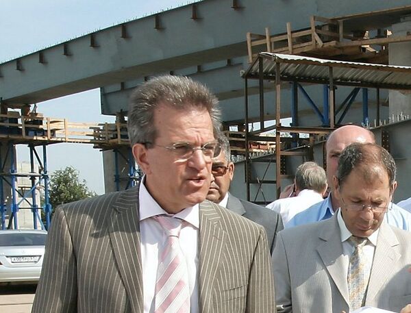 Мэр Ростова-на-Дону Михаил Чернышев во время посещения строительства нового автомобильного моста через реку Дон