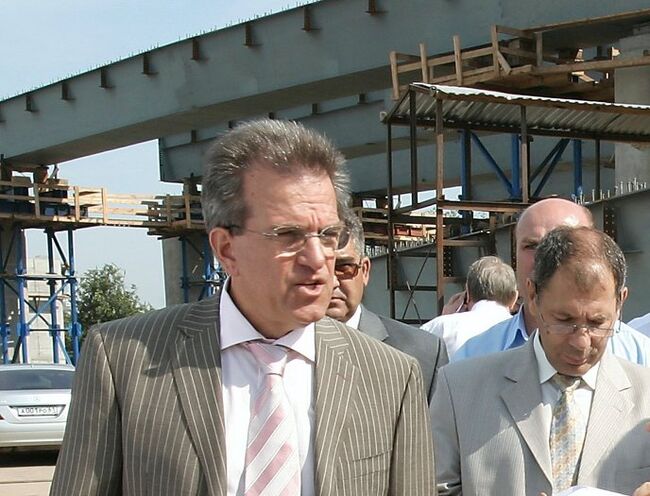 Мэр Ростова-на-Дону Михаил Чернышев во время посещения строительства нового автомобильного моста через реку Дон