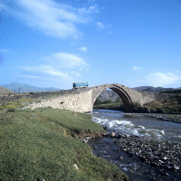 Мост постройки 13-го века через реку Арпу (Чорох)