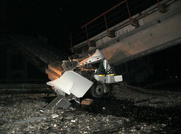 Неэксплуатируемый железнодорожный мост обрушился на автотрассу Екатеринбург-Пермь в Свердловской области