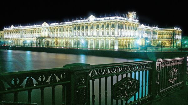 Здание Государственного Эрмитажа в Санкт-Петербурге вечером 